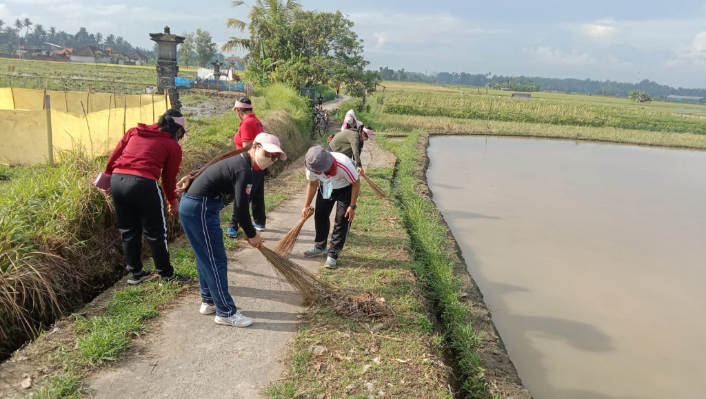 Giat Kebersihan Jumat Krida Sasar Jalur Subak Sengempel Desa Bongkasa